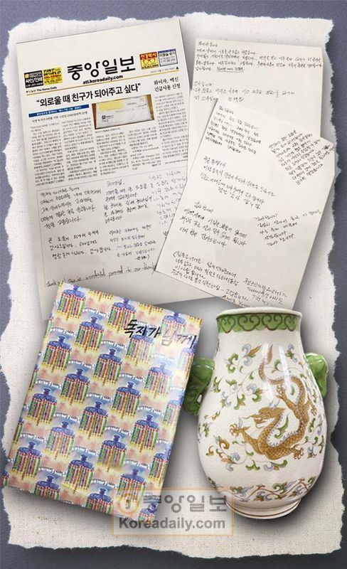 땡스기빙 사랑 나눔 캠페인 신청자들이 애틀랜타 중앙일보 둘루스 사옥을 방문해 성금 수령 후 전달한 감사 편지와 선물들.
