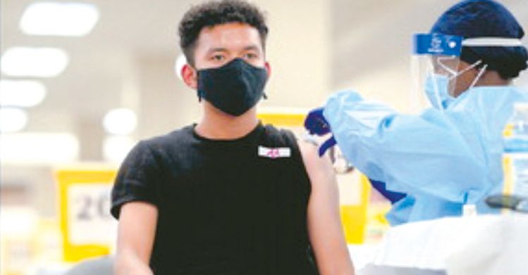 리버사이드카운티의 200만 번째 코로나19 백신 접종자인 주리안 메넨데즈(17)가 카운티 운영 클리닉에서 백신을 접종 받고 있다.  [리버사이드카운티 제공]