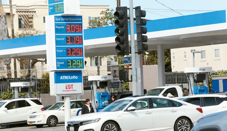 개솔린 가격이 하락하고 있는 가운데 LA한인타운 올림픽과 웨스턴 인근 주유소의 가격표의 레귤러는 3.09달러를 가리키고 있다. 김상진 기자