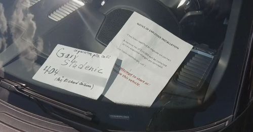 차 앞 유리에 게시된 “폭탄 설치 경고” 메모. [11얼라이브 방송 캡처] 
