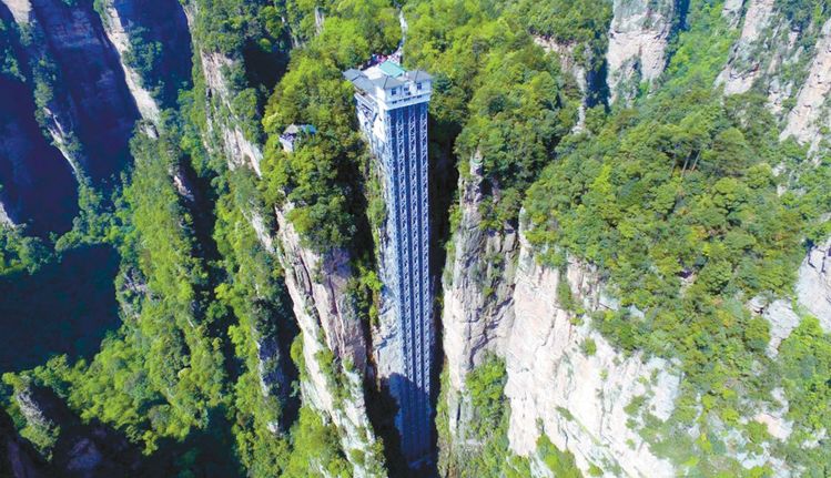 천하 절경을 선사하는 수직 절벽의 엘리베이터부터 도심의 탁 트인 전망을 안겨주는 둥근 공 모양까지, 모양도 구조도 달라 관광명소로 자리잡은 엘리베이터들이 적지 않다. 사진은 중국 장가계의 백룡 엘리베이터.
