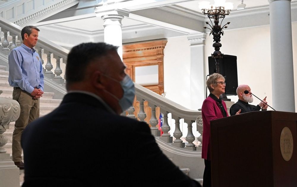 지난 12일 조지아 주청사에서 캐슬린 투미(오른쪽 두 번째) 공중보건부 커미셔너를 브라이언 켐프(왼쪽 첫 번째) 주지사가 바라보고 있다.  [AJC 캡처]