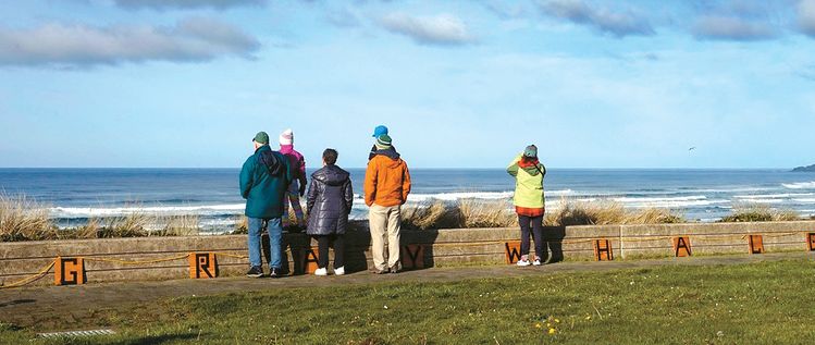 고래 무덤이 있는 오리건주 뉴포트 해안 도널드 데이비스 파크에서 사람들이 고래를 관찰하고 있다. 뉴포트 해안과 뉴포트시 북쪽 디포 만의 고래 관광 센터는 고래를 관찰할 수 있는 좋은 곳이다.