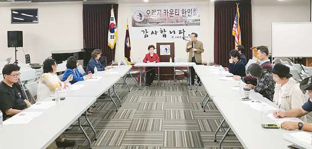 지난 26일 가든그로브 OC한인회관에서 열린 정기이사회에서 김종대(서있는 이) 한인회장이 펀드레이징 콘서트에 대해 설명하고 있다.