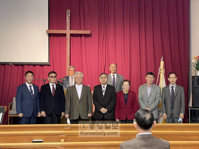 애틀랜타한인교회협의회 2020년, 2021년 신구 임원단이 지난 19일 오전 스와니 코람데오장로교회에서 한 자리에 섰다. 