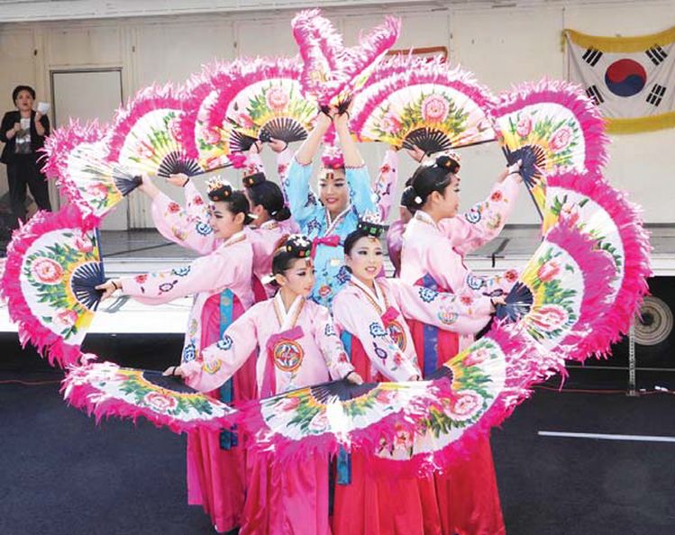 12일 쇼미유어하트재단 주관으로 열린 뉴왁예술고등학교에서 열린 추석 행사에서 우리가락한국문화예술원(원장 강은주) 단원들이 전통 부채춤 공연을 선보이고 있다.