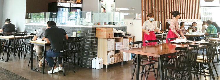 지난 9일 부에나파크의 한식당 ‘한상’을 찾은 고객이 테이블 간격을 유지한 채로 실내 식사를 즐기고 있다.