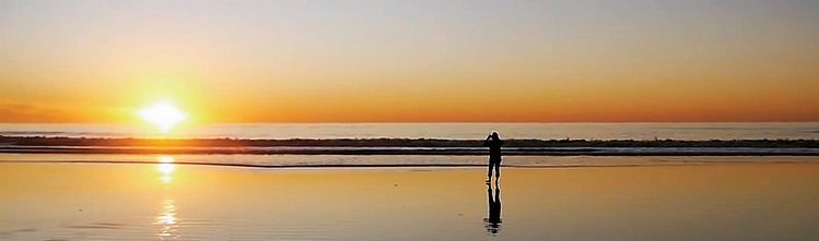 토레이파인스 주립해변에서 멋진 석양을 스마트폰에 담고 있는 관광객. 박낙희 기자