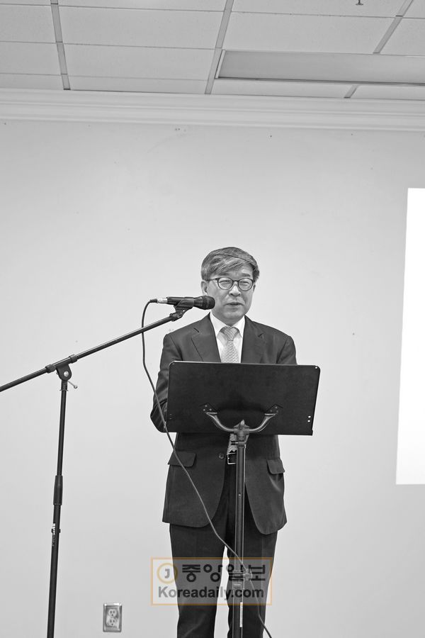 김동석 KAGC 대표가 16일 노크로스 한인회관에서 ‘풀뿌리 정치 운동의 중요성’에 대해 강연하고 있다.
