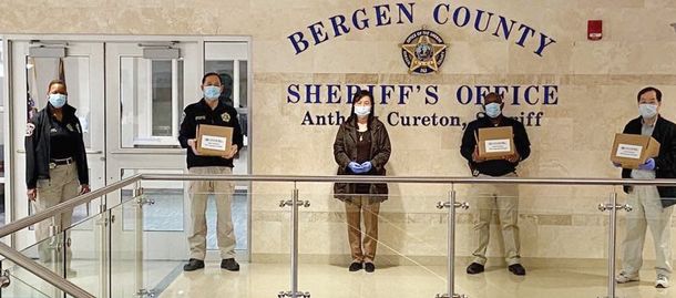 지난 4월 9일 뉴저지네일협회 관계자들이 버겐카운티 셰리프 오피스에 세정제와 마스크를 기부하고 있다.
