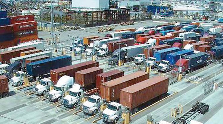 미국과 중국의 무역분쟁 장기화로 LA지역의 물량량이 한인 운송 업계도 어려움을 겪고 있다. LA항의 화물트럭 모습. [중앙포토]