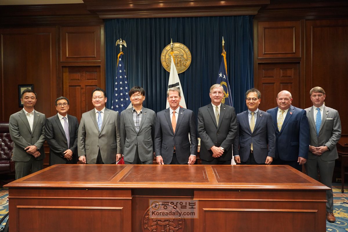 브라이언 켐프 주지사와 주정부 관료들, 김영준 총영사와 한국기업 임원들이 기념사진을 찍고 있다.