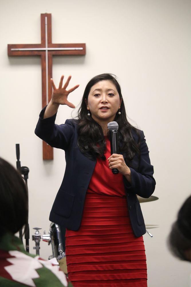 지난 4월 오픈하우스에서 학교에 대해 설명하는 리자 박 위원장. 