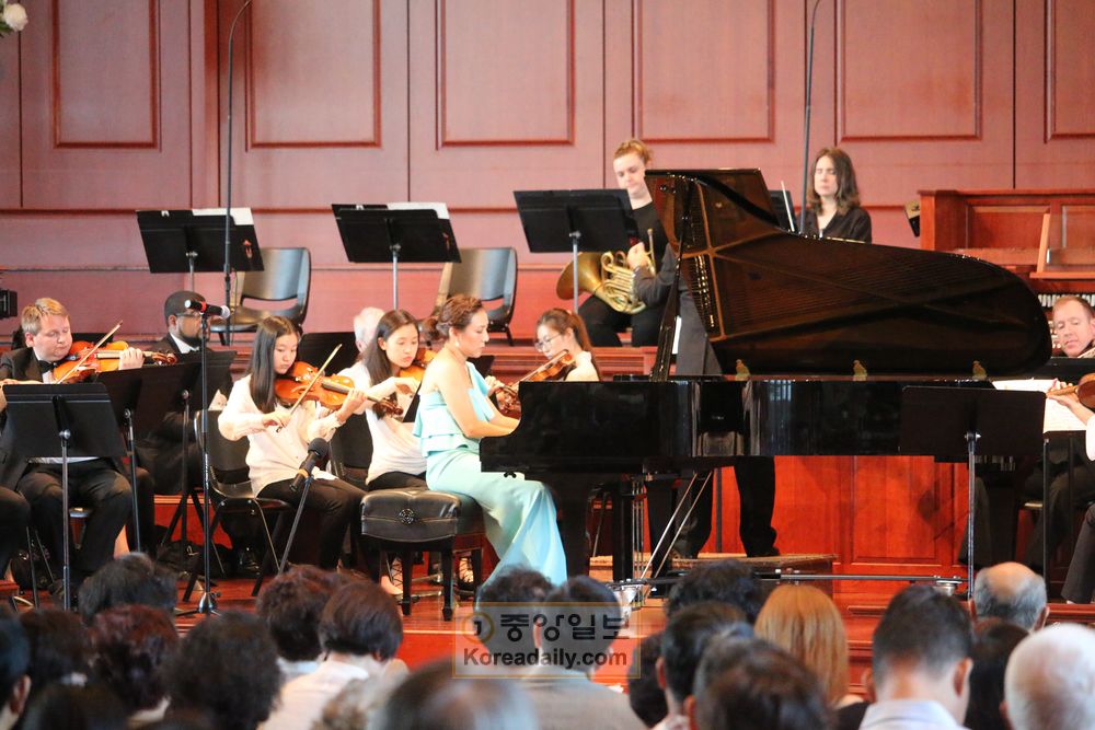  11일 존스크릭 연합감리교회에서 열린 ‘2019 광복절 기념 대음악회’에서 김수경 피아니스트가 오케스트라와 협연하고 있다.