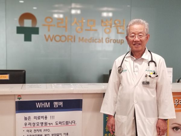 우리성모병원의 박노종 원장이 지역 교민들의 의료비를 낮추고 진료 혜택은 높이자는 의지로 기획한 WHM플러스 멤버십에 대해 설명하고 있다.