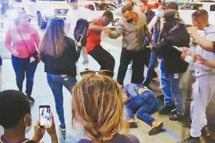 지난 18일 할리우드 명예의 거리에서 여러 명이 바닥에 쓰러진 한 남성을 구타하고 있다. [FOX11뉴스 캡처]
