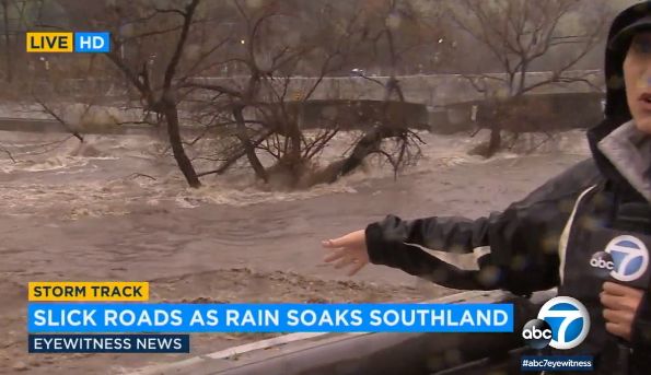 남가주 대부분 지역에 2일 새벽부터 이른 오후까지 겨울 폭풍의 영향으로 많은 비가 내려 곳곳에서 피해가 발생했다. [ABC7뉴스 화면 캡처]