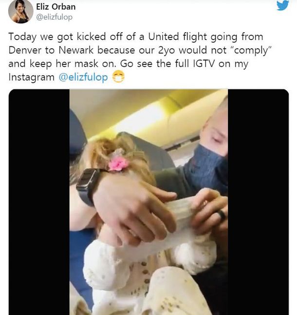 유나이티드항공 여객기에 탑승했다가 2세 유아가 마스크를 끼지 않아 하차하게된 가족의 기내 모습. 엄마인 엘리즈 오번이 트위터에 올린 영상 갈무리  [연합뉴스]
