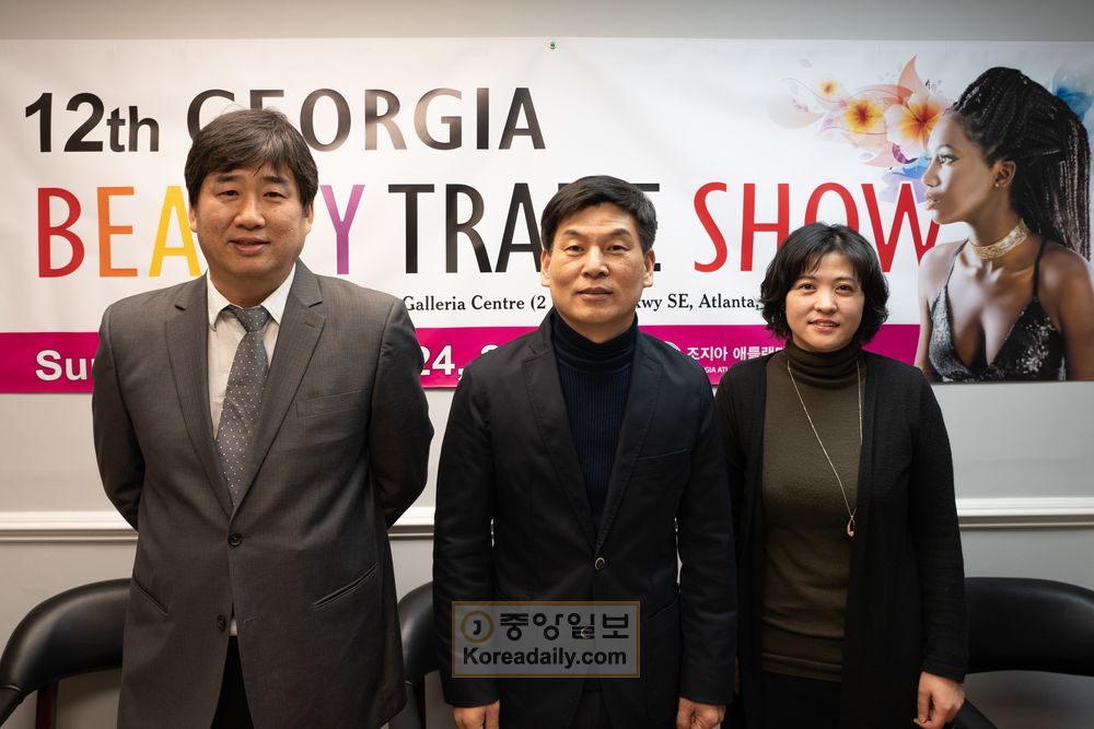 손영표(가운데) 회장과 박동일 부회장, 김 금주은 사무장이 올해 뷰티 트레이드 쇼 개최 방안을 설명하고 있다. 