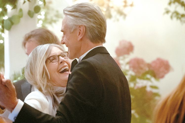 한 커플의 결혼식을 중심으로 펼쳐지는 4쌍의 러브 스토리. 다이안 키튼과 제레미 아이언스가 연기하는 70대 커플의 로맨스가 눈길을 끈다. [Saban Films]