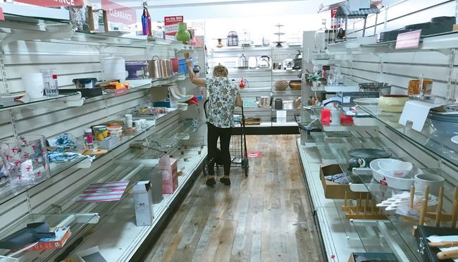 지난달 28일 글렌데일 다운타운의 생활용품점인‘홈굿스’매장 내 곳곳이 진열된 상품도 없이 텅 빈 채 방치돼 있다.