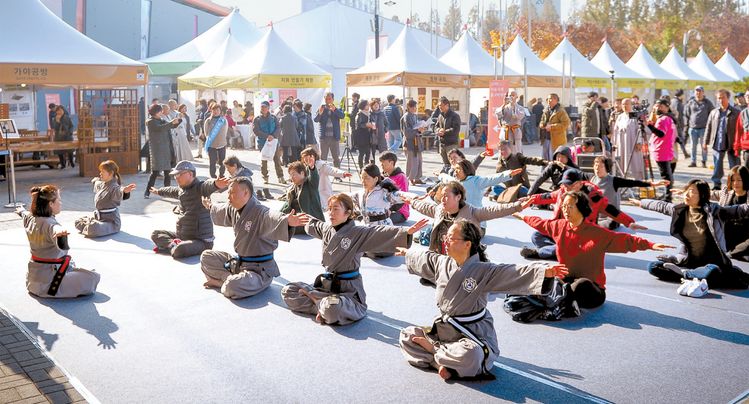 지난 11월 한국에서 열린 서울국제불교박람회에서 관람객들이 경주 골곡사에 전해지는 선무도를 체험하고 있다. 이 행사는 명상을 주제로 한 콘퍼런스여서 눈길을 끌었다. [서울국제불교박람회]