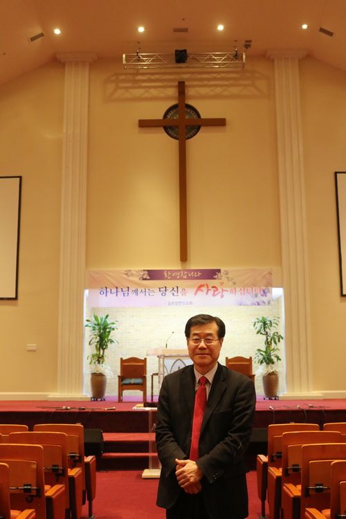 오는 27일 은퇴를 앞둔 신윤일 목사가 담임을 맡고 있는 실로암한인교회 본당에서 기념 촬영을 했다. 
