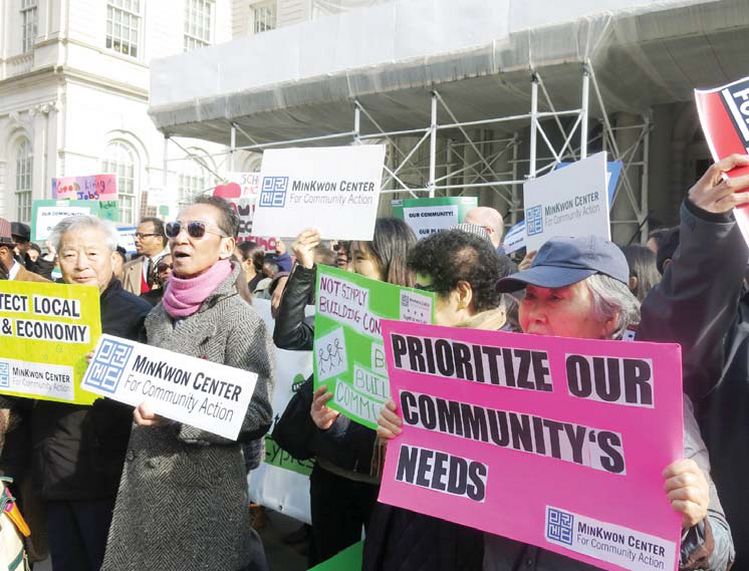 민권센터 세입자 모임 주민들이 뉴욕주 주택국 앞 주거 권리 보장 요구 집회에 참가하고 있다.