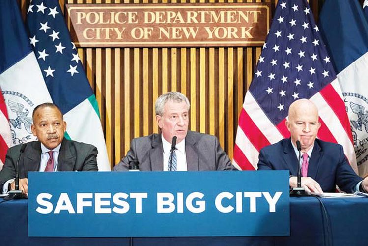 빌 드블라지오 뉴욕시장(가운데)이 2일 맨해튼의 뉴욕시 경찰국 본부에서 제임스 오닐 국장(오른쪽)과 함께 4월 시 범죄 통계를 발표하고 있다. [사진 뉴욕시장실]
