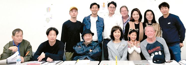 오는 6월29일 '코리안 데이'에 한국어 연극으로 시즌을 시작하는 셰익스피어OC의 존 월컷(앞줄 오른쪽 첫번째) 대표와 배우들이 함께 자리했다.