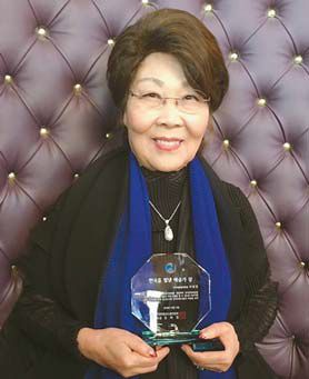 이병임씨가 최근 한국무용교수총연합회로부터 '한국을 빛낸 예술가상'을 수상했다.