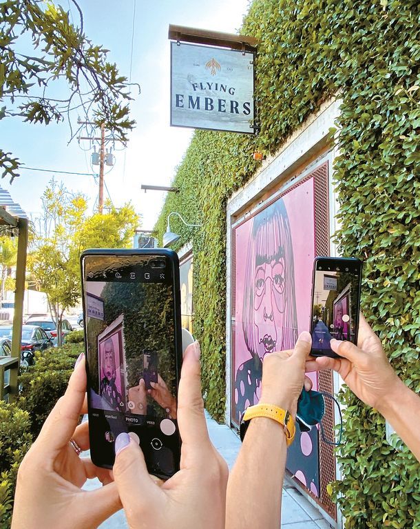샌타바버러에서 새롭게 각광받고 있는 펑크존 디스트릭트. 부티끄 와이너리를 비롯해 갤러리, 레스토랑, 이색 상점 등이 각각의 개성을 뽐내고 있다. 한 커플이 펑크존을 스마트폰에 담고 있다.  