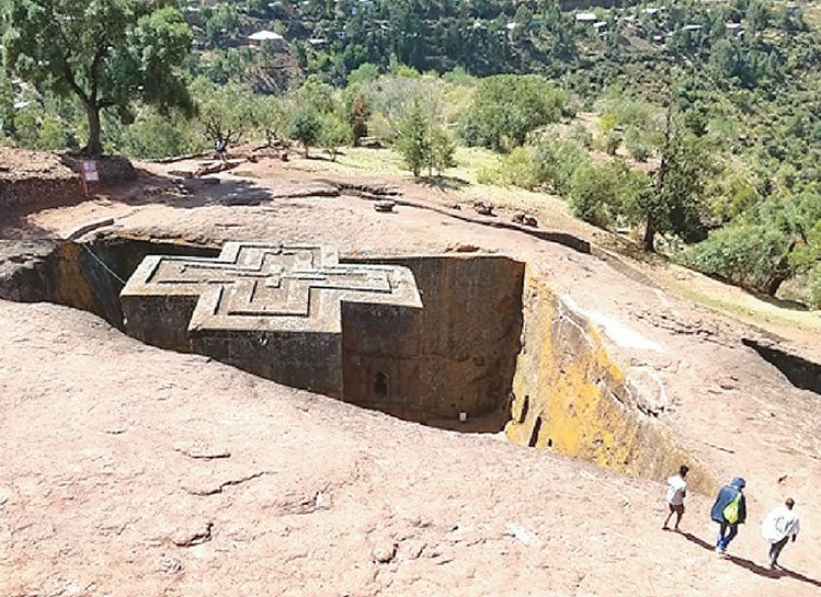 큰 돌덩이 하나를 깎아서 만든 에티오피아의 암석 교회.