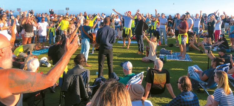 지난달 31일 뉴포트비치에서는 해변 예배가 진행됐다. 이 모임은 '세츄레이트 오렌지카운티(Saturate OC)'다. 매주 금요일마다 남가주 지역 해변에서 열린다. 장소는 예약자에 의해 당일 이메일로 통보한다. 참석자들이 손을 들고 기도를 하고 있다.