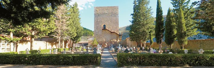 억울한 죽음을 맞이한 아라곤 왕국의 도냐 블랑카 공주를 기리기 위해 세워진 도냐 블랑카 타워. 주위에는 공동묘지가 조성돼 있다.