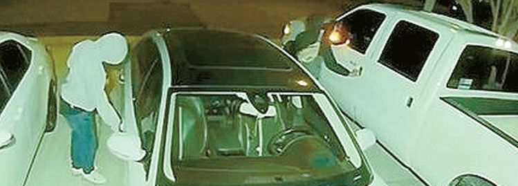 10대 용의자들이 주차된 차량 문을 열어보는 모습이 스마트 초인종 감시 카메라에 포착됐다. [네이버스 앱 캡처]
