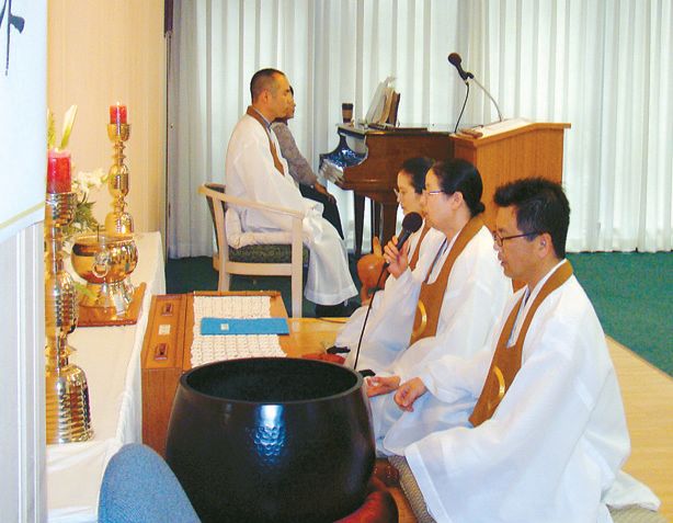 양윤성 교감(가운데)이 교무들과 함께 원불교 대각개교절 104년 기념법회를 하고 있다.