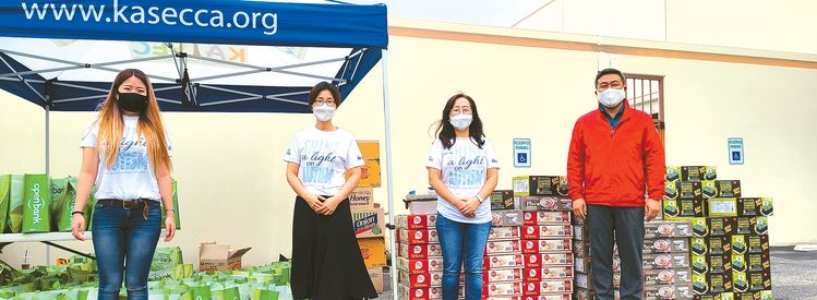 (오른쪽부터) 왕글로벌넷 김경호 이사, 로사장 KASEC 소장 등이 LA지역 발달장애가정에 식료품과 생필품 나눔 행사를 진행했다.  