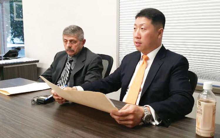 오는 6월 4일 열리는 팰리세이즈파크 시의원 민주당 예비선거에 출마하는 앤디 민 후보(오른쪽)와 마이크 비트리 후보가 3일 기자회견서 정견을 발표하고 있다.