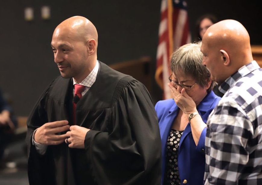 7일 로렌스빌 귀넷정부 청사에서 리코더스 법원에 취임한 라몬 알바라도(왼쪽) 판사를 바라보며 어머니 문유선(왼쪽 두번째) 씨가 울고 있다. 오른쪽은 알바라도 판사의 아버지 알베르토. [사진=귀넷공보국]