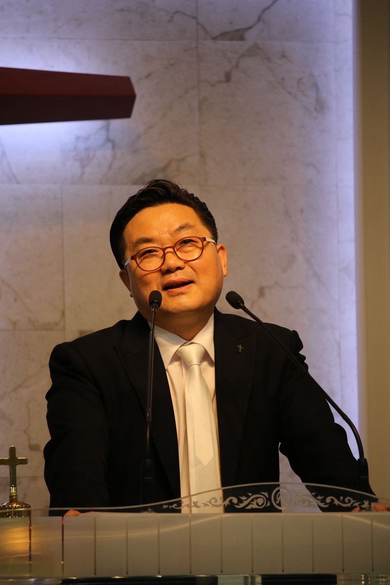 김요셉 목사가 지난해 12월 2일 창립 5주년 기념 박성업 선교사 초빙 집회에서 설교하고 있다.