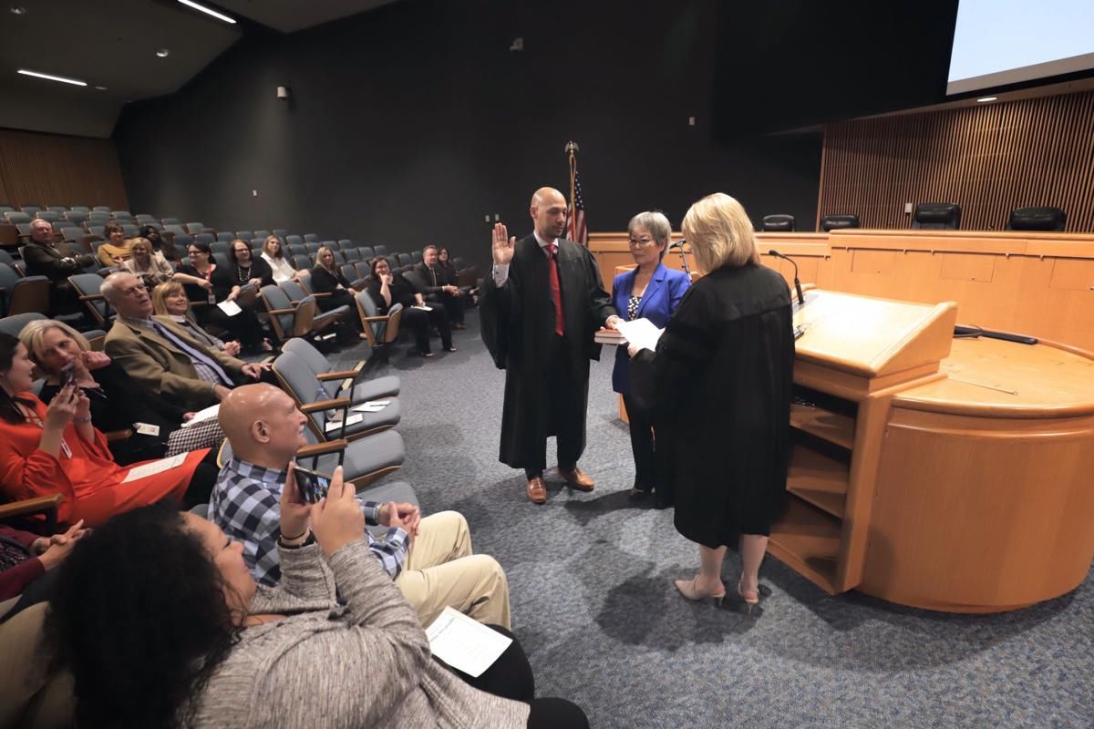 7일 로렌스빌 귀넷정부 청사에서 취임 선서하는 라몬 알바라도(왼쪽) 교통조례 법원 판사를 어머니 문유선(가운데) 씨가 바라보고 있다. [사진=귀넷공보국]