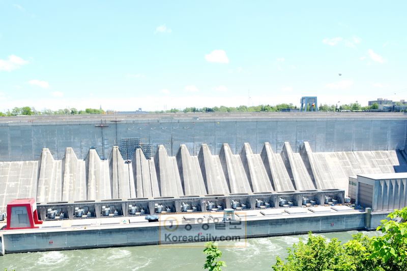 미국의 국력을 보여주는 나이애가라 댐. 미국에서 세 번째로 큰 댐이다.