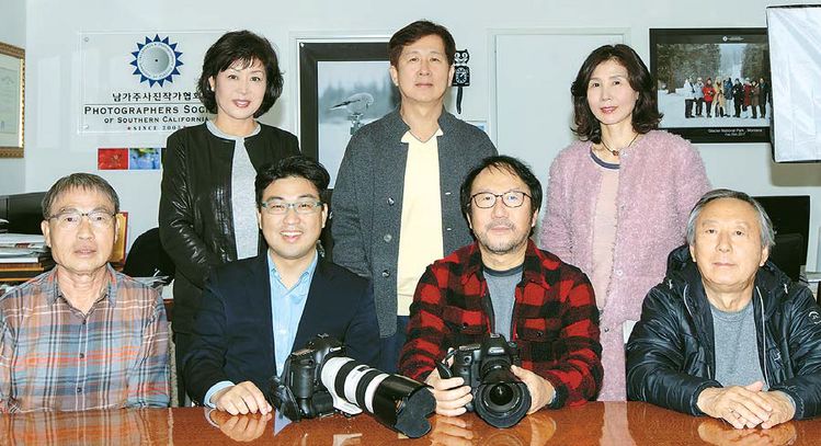 지난 7일 준비모임을 가진 남가주 사진작가협회 임원진. 앞줄 왼쪽 2번째부터 김재학 본부장, 김상동 회장.