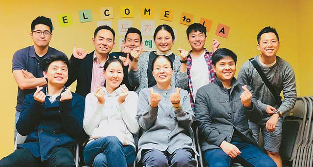 LA원불교 교당의 양윤성 교구장(앞줄 왼쪽에서 세 번째)이 청년 모임공부팀과 함게 한 모습.