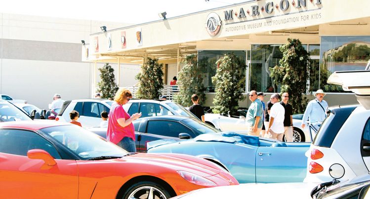 럭서리 수퍼카를 공짜로 구경할 수 있는 마코니 자동차 박물관 오픈하우스 행사 모습. [각 행사 페이스북 캡처]