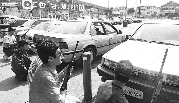 1992 LA폭동 당시 결성된 한인 자경대가 총을 들고 한남체인 앞을 지키고 있는 모습.