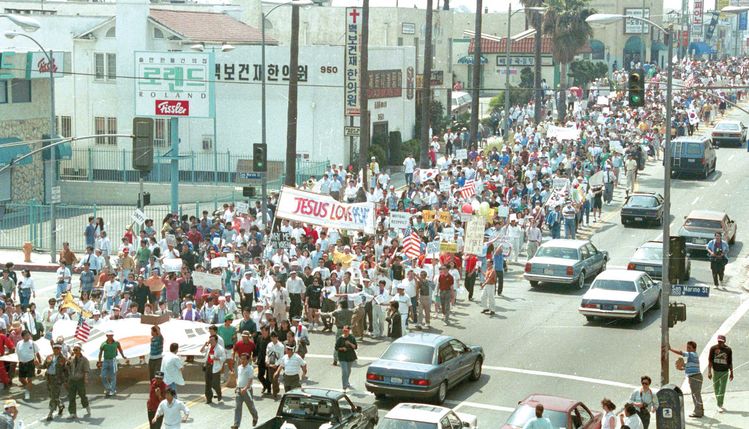 4·29 LA 폭동 직후 한인타운 중심가에 모인 한인들이 인종 화합을 염원하는 평화 행진을 벌이고 있는 모습. [중앙포토]
