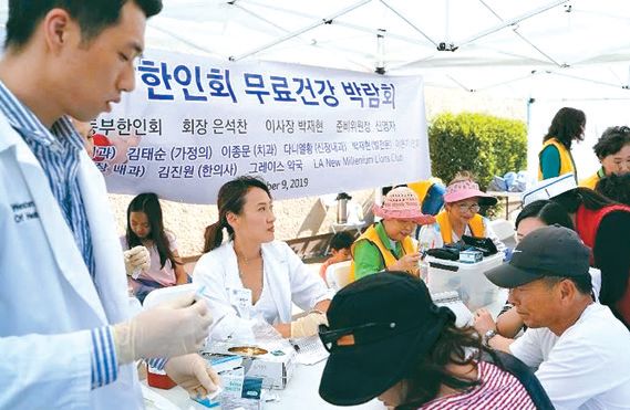 이날 참여한 한인들이 건강 검진과 무료 독감예방주사를 맞고 있다.