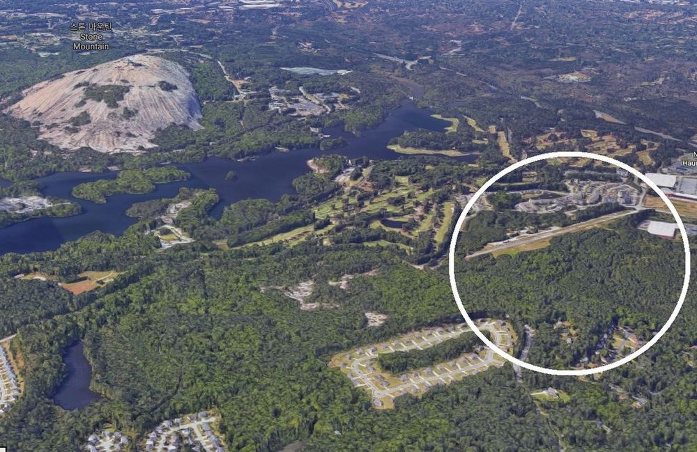 구글 3D 맵으로 본 스톤마운틴과 호수, ‘프로젝트 로킷’ 신설 부지(흰색 원안). 
